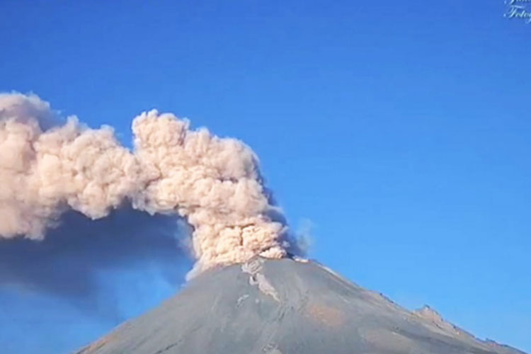 ‘Popo’ registra 32 exhalaciones y emisión de ceniza