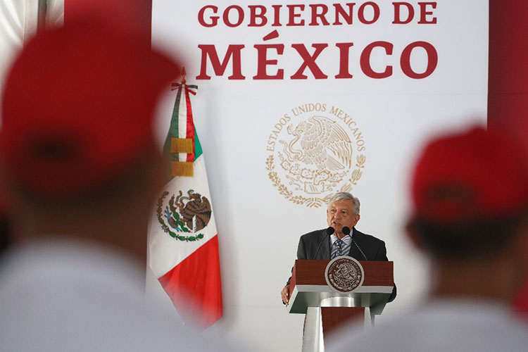 Ningún general en la “mafia del poder”, afirma AMLO