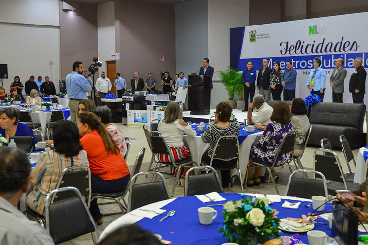 Festejan a maestros y maestras jubilados