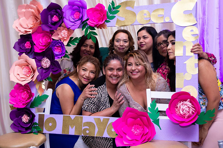 Festeja la UAT a las madres trabajadoras