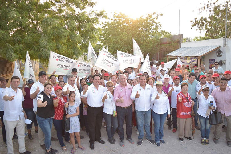 Cierra campaña Etienne pidiendo el voto en colonias