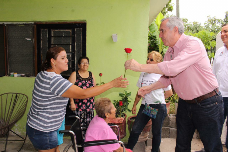 Regala Etienne “rosas” a las mamás del distrito 14