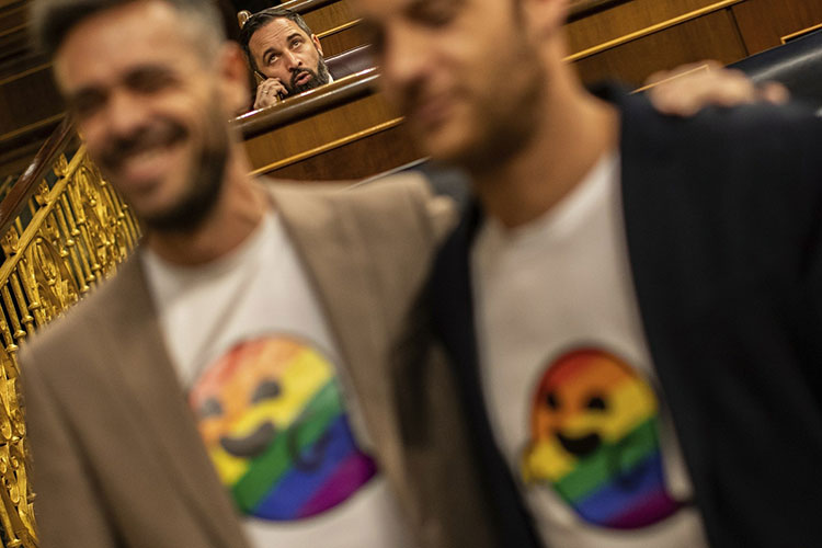 España: diputados presos asisten a 1ra sesión del parlamento