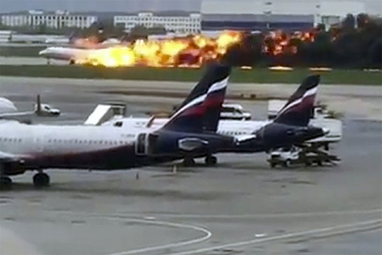 Avión se incendia en aterrizaje de emergencia en Rusia