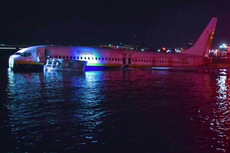 Avión cae a río tras aterrizaje fallido en EU; hay heridos leves