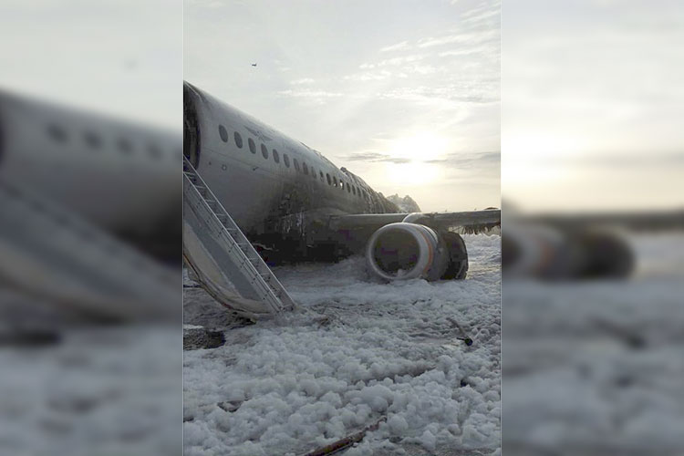 Mueren 41 personas en el avión incendiado en Moscú