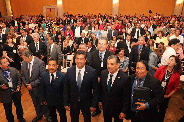 Da Gobierno aumento en aguinaldo a maestros jubilados