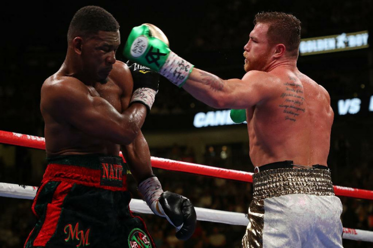 Decepciona Canelo y unifica títulos