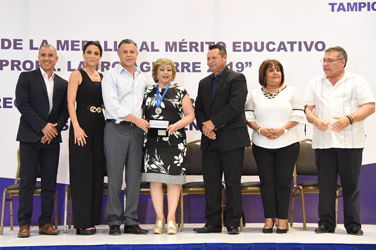 Entrega Chucho Nader la Medalla “Lauro Aguirre” al Mérito Educativo