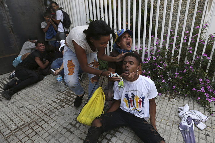 Maduro pide lealtad a militares, suben a cuatro los muertos