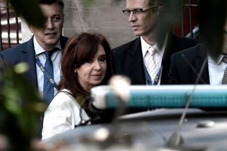 Fernández llega a primera audiencia de juicio