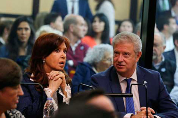 Lleno de anomalías, comienza el juicio a Cristina Fernández