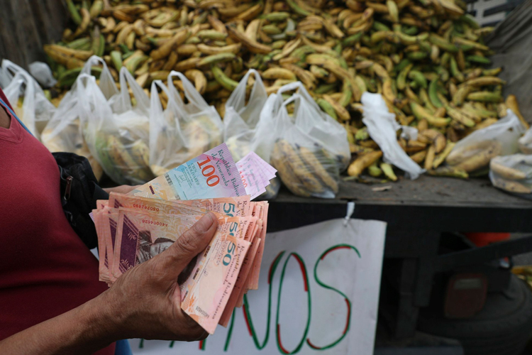 Liberación de mercado cambiario venezolano inicia con apatía