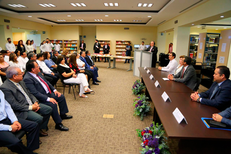 Dona UAT más de 100 libros al Congreso del Estado