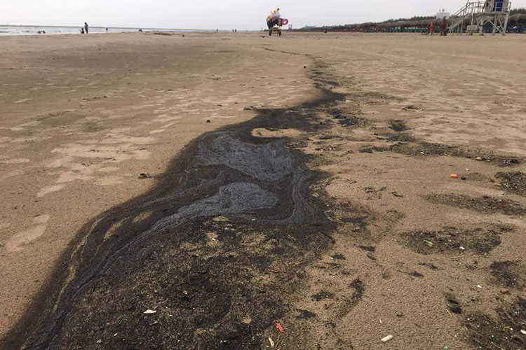 Ducto expuesto de Pemex contamina playa Miramar