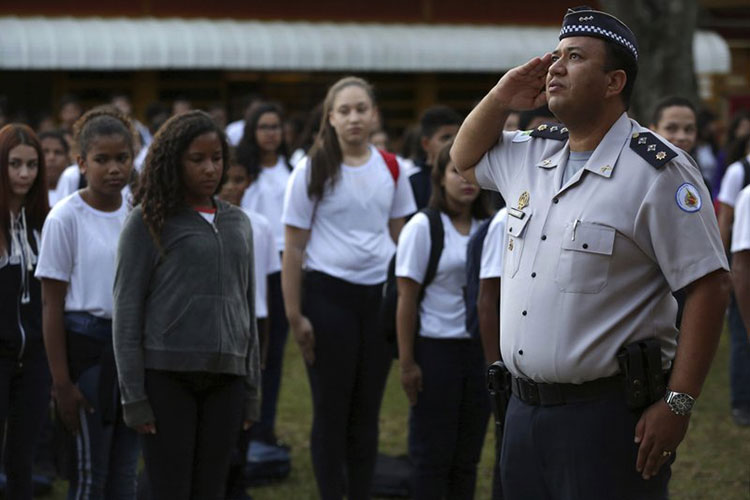 Bolsonaro quiere policía en escuelas y un código de conducta