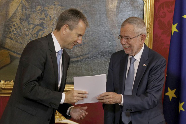 Presidente austríaco disuelve el gobierno