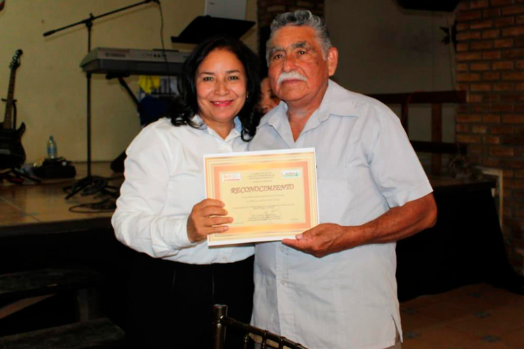 Convoca Irma Sáenz a maestros a  participar en la 4T