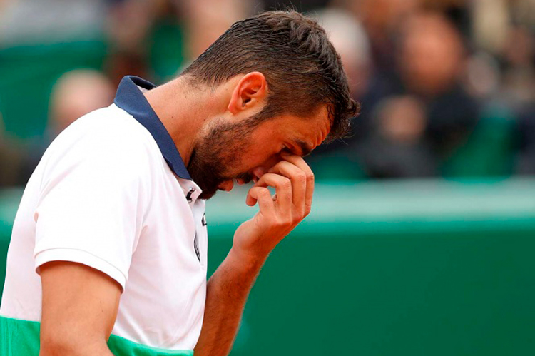 Cilic se retira por intoxicación; Djokovic a semis