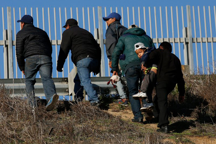 EEUU: Trasladan a migrantes de Texas a California