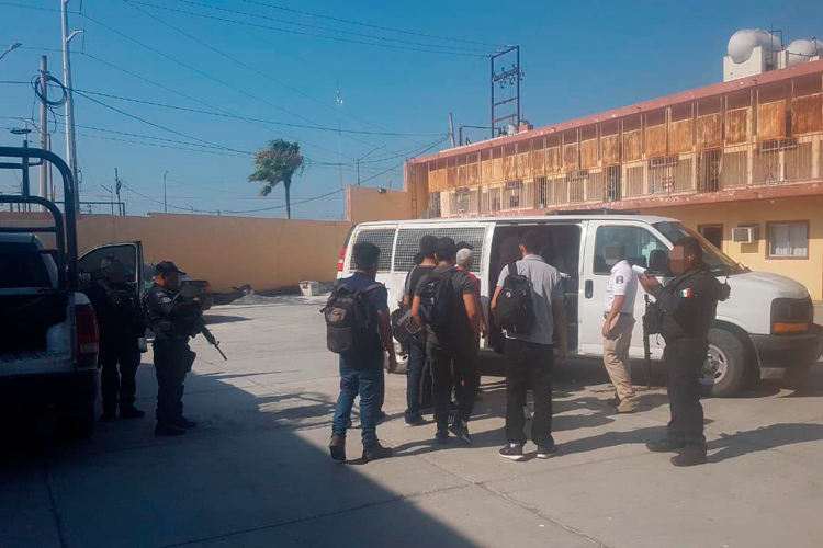 Rescatan en Hotel a 19 migrantes