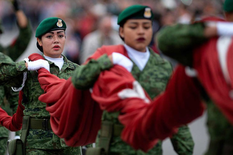 Expide López Obrador decreto en favor de mujeres militares