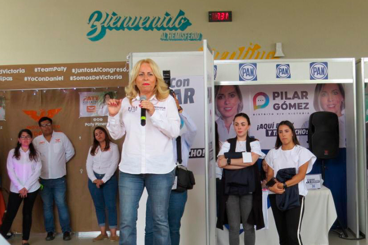 Presenta candidata de Morena propuestas a estudiantes de derecho