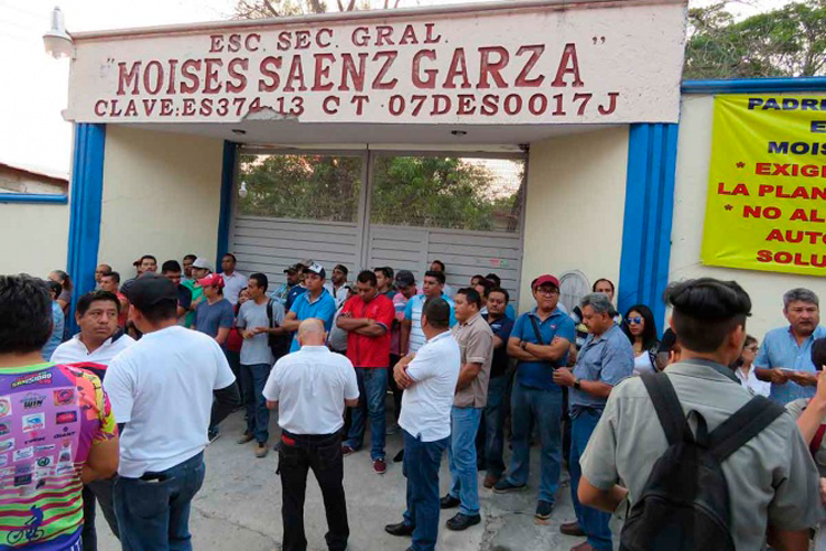 Impide CNTE a ‘charros’ dar clases y amaga con ‘raparlos’