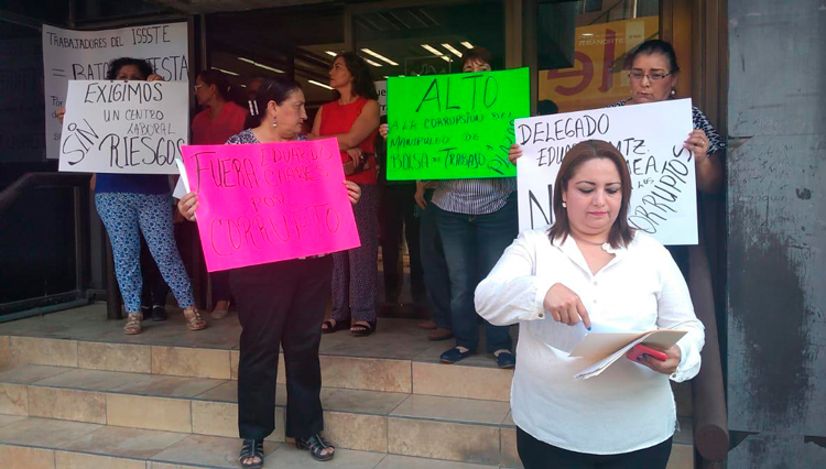 Protestan trabajadores de la Delegación del Issste