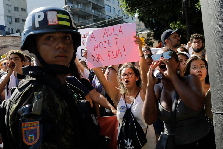 Estudiantes protestan en Brasil por recortes de presupuesto