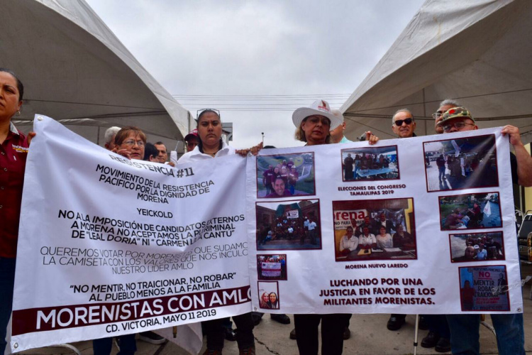 Reciben con protestas a líder nacional de Morena