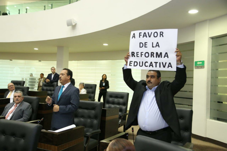 Protestan Diputados por no aprobar Reforma Educativa