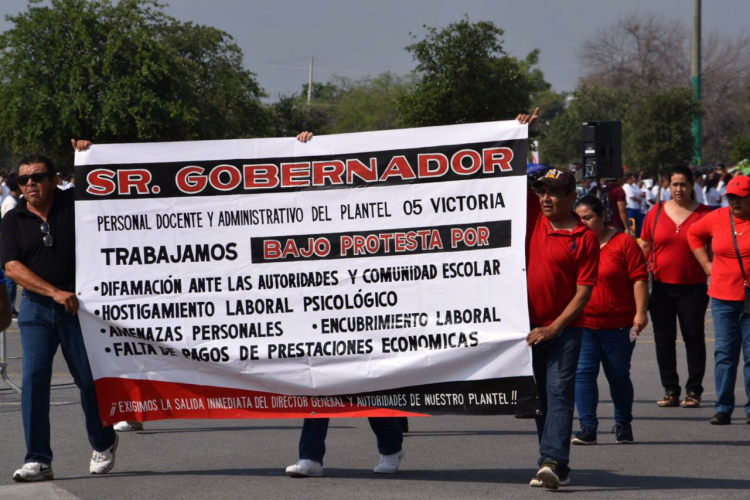 Protestan trabajadores del COBAT en desfile