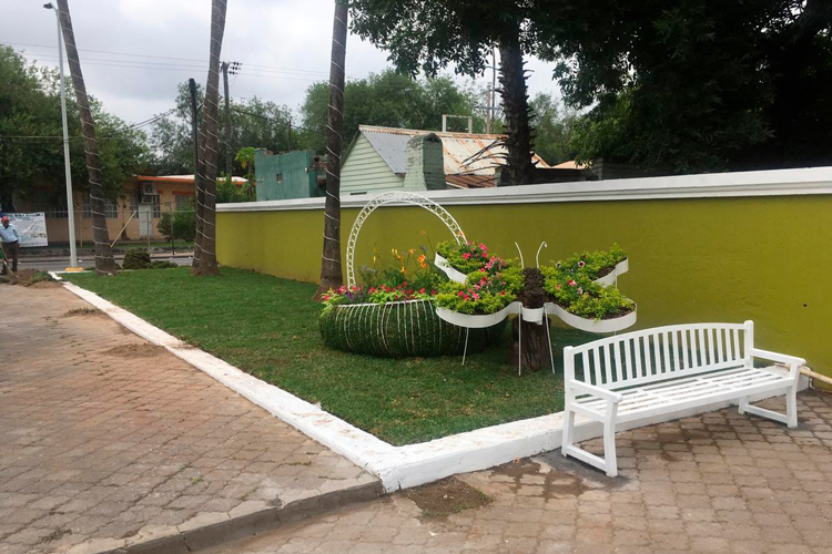 Remodelan área verde de fuente Los Delfines