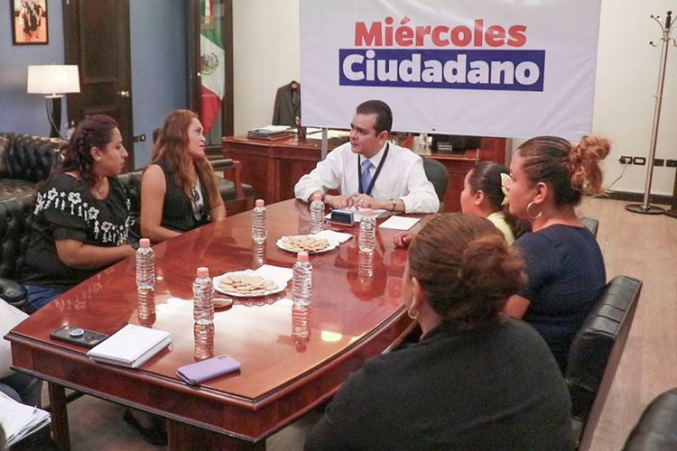 Recibe alcalde en su oficina a vecinos de El Campanario, Valles de Anáhuac y Olivos
