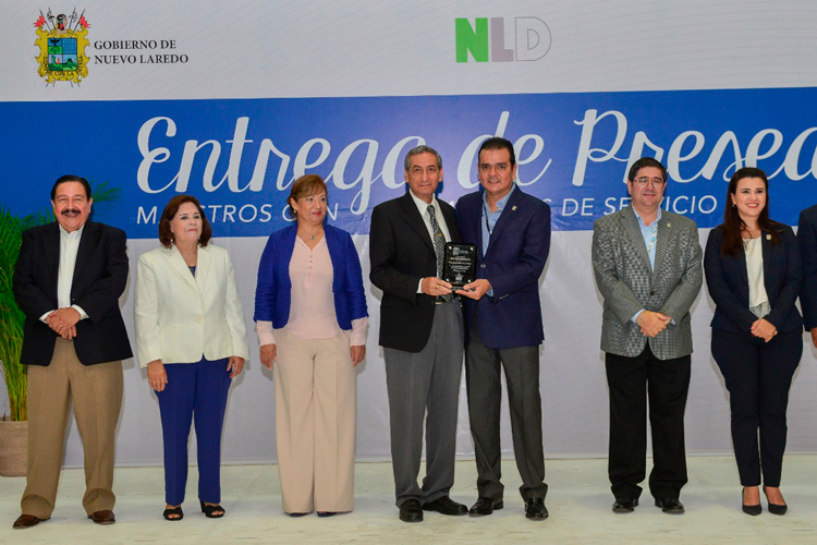 Entregan presea a maestros con 30 y 40 años de servicio
