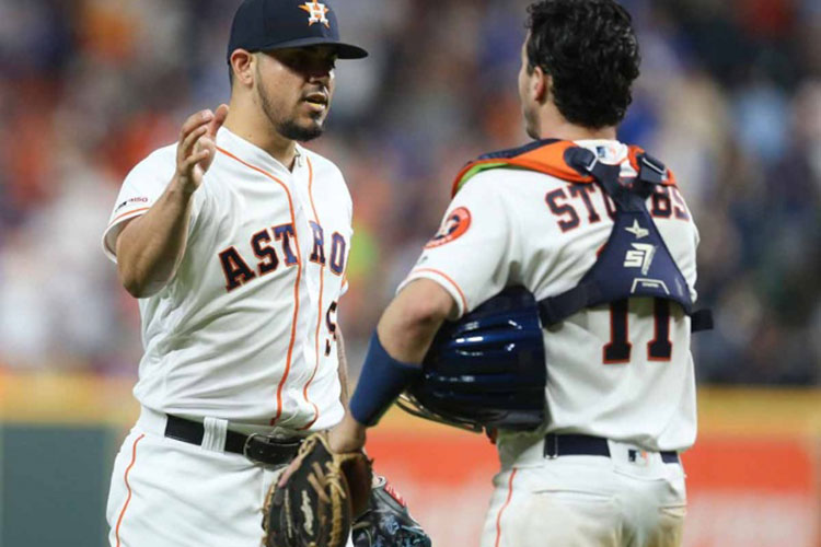 Roberto Osuna vuelve a lucir