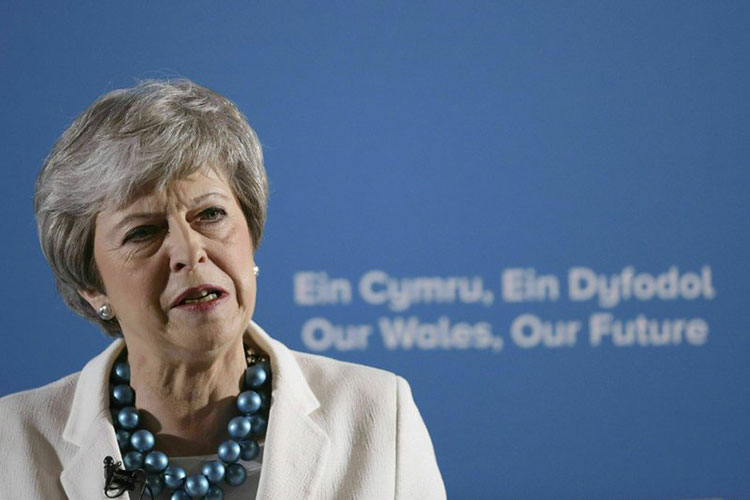 May busca pacto para Brexit ante la presión para renunciar
