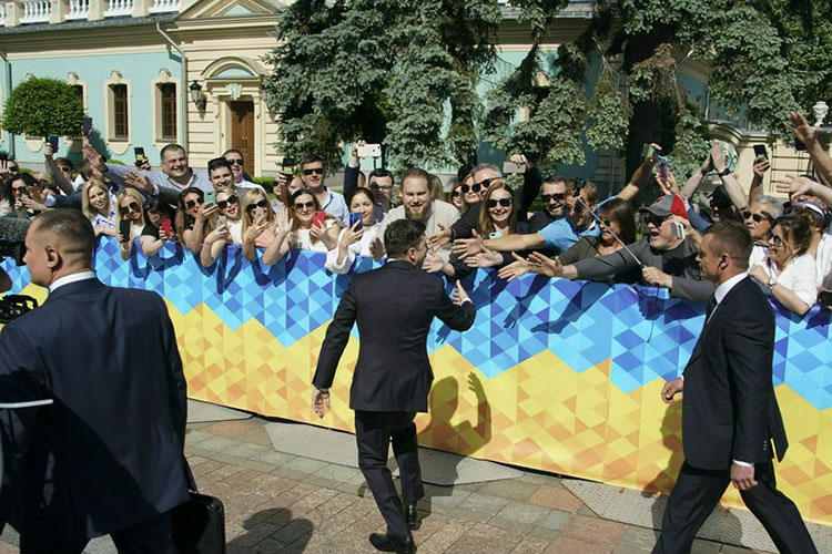 Zelenskiy disuelve el parlamento de Ucrania en su primer día