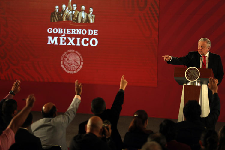 AMLO refuta cifras de Pemex: “no cayó la producción”