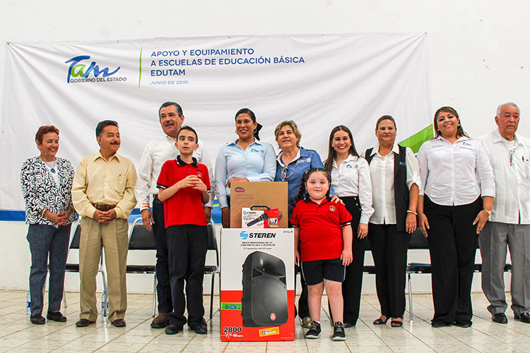 Entregan apoyos a escuelas de Educación Básica