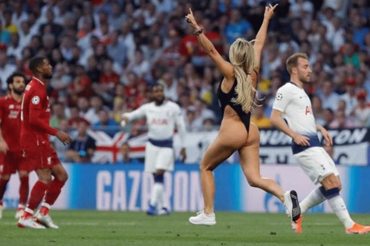 Aficionada semidesnuda invade la final de Champions
