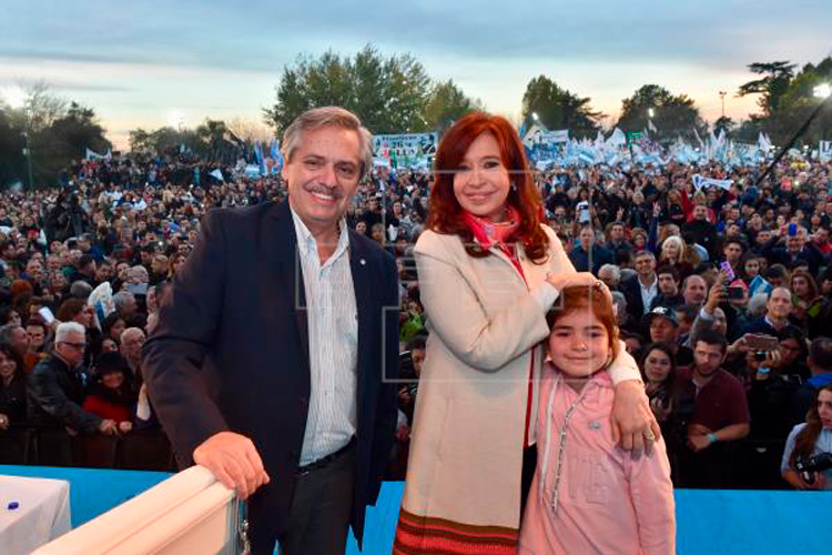 Precandidato Fernández dice tiene inflamación de pleura