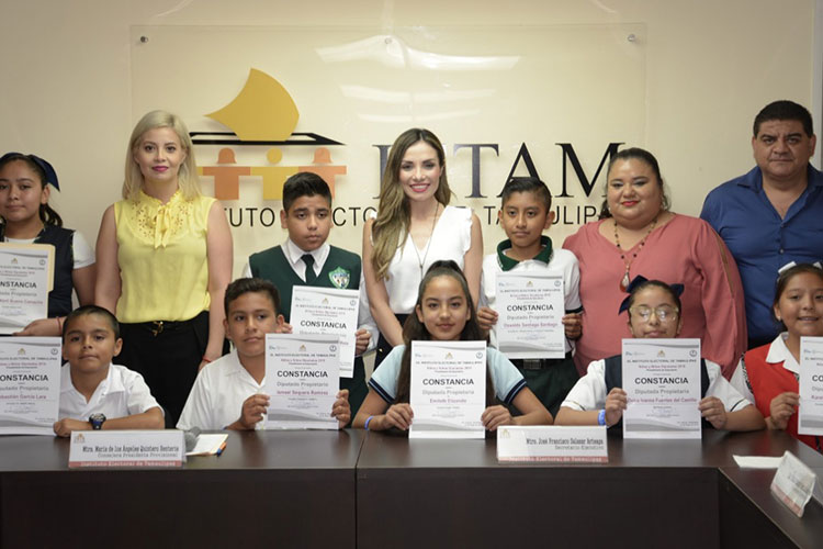 Entregan Constancias a niñas y niños diputados