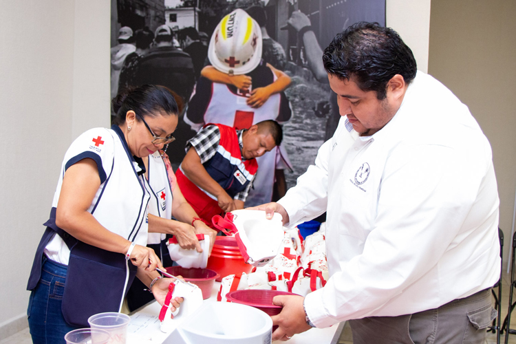 Recibe la Cruz Roja aportación de la UAT en la colecta 2019