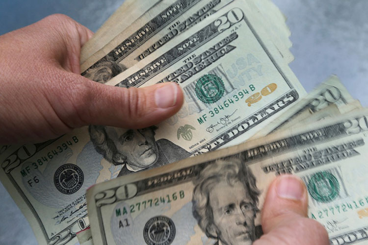 Cae el peso después de alcanzar su mejor nivel en siete semanas