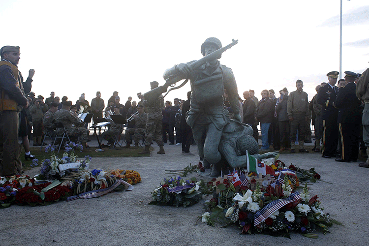 Veteranos, líderes recuerdan a soldados caídos en Normandía