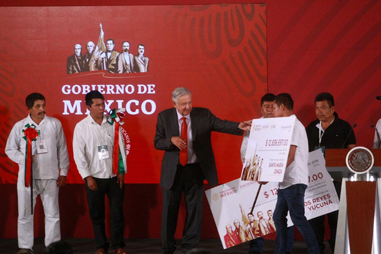 Entrega AMLO a municipios de Oaxaca fondos de subasta