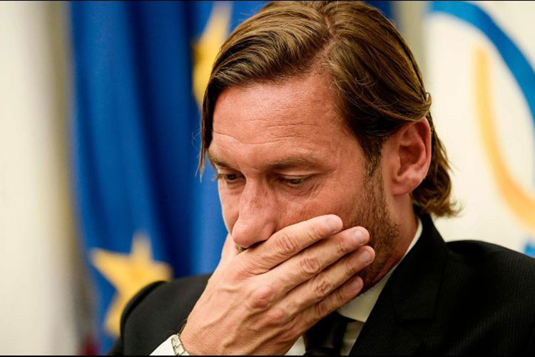Francesco Totti deja a la Roma y critica a los dueños del club