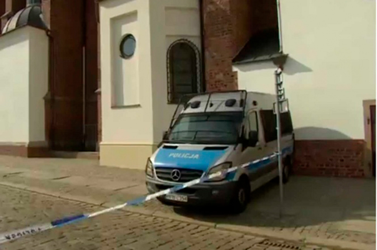 Hombre apuñala a sacerdote en iglesia de Polonia